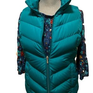 Lands’’ End teal down vest sz 6-8 Pockets have snap closure